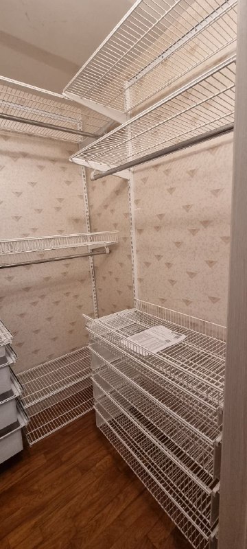 Белая П-образная гардеробная с выдвижными корзинами, ~1,6×1,9 м, фото 3