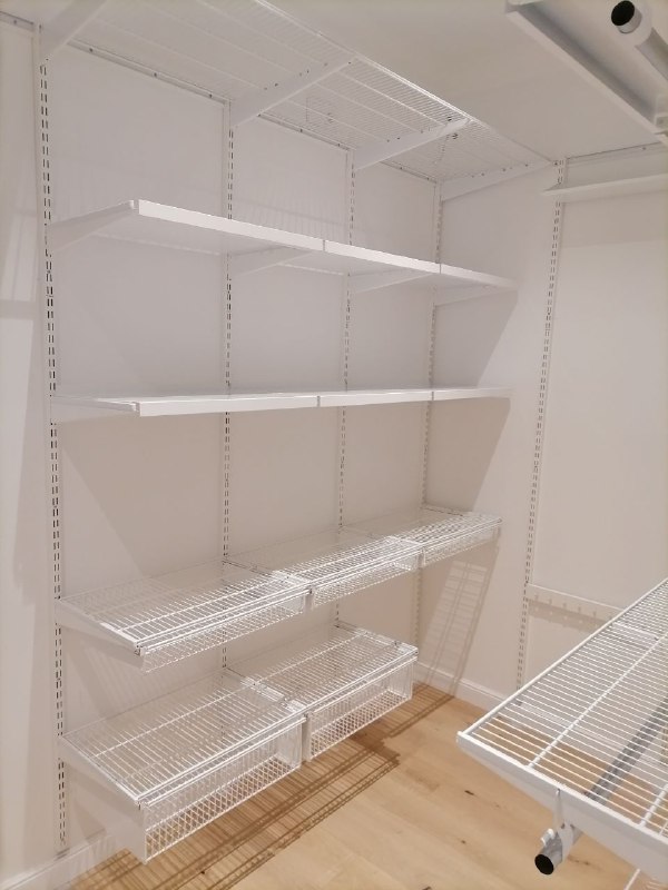 Белая П-образная гардеробная с выдвижными корзинами, ~2,4×1,8 м, фото 2