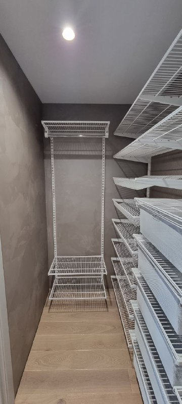Белая П-образная гардеробная с выдвижными корзинами, ~0,9×2,2 м, фото 1