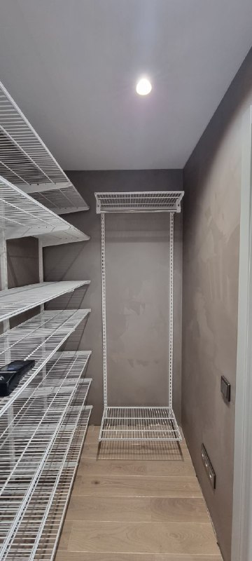 Белая П-образная гардеробная с выдвижными корзинами, ~0,9×2,2 м, фото 2