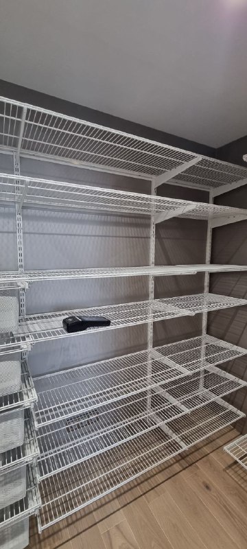 Белая П-образная гардеробная с выдвижными корзинами, ~0,9×2,2 м, фото 3