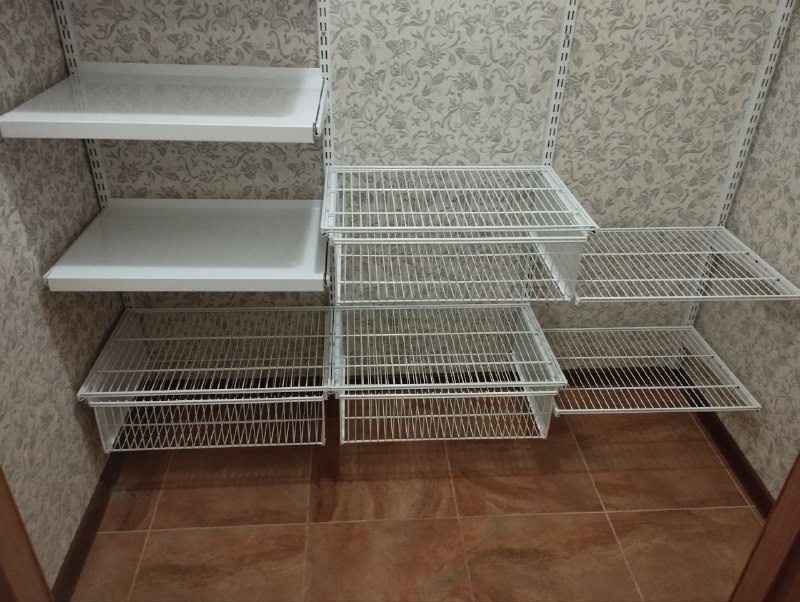 Белая П-образная гардеробная с выдвижными корзинами, ~1,8×1,2 м, фото 1
