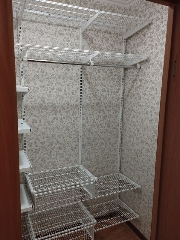 Белая П-образная гардеробная с выдвижными корзинами, ~1,8×1,2 м, фото 2