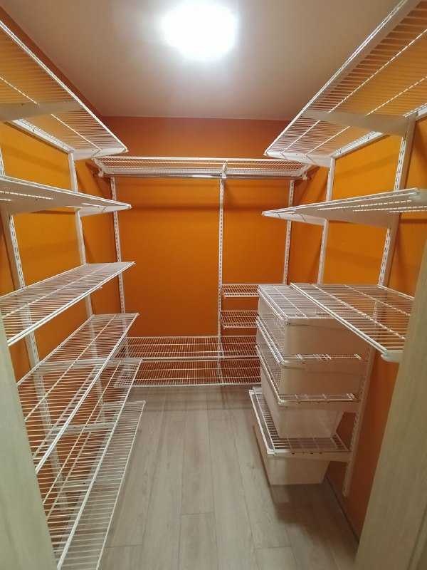 Белая П-образная гардеробная с выдвижными корзинами, ~1,5×2 м, фото 1