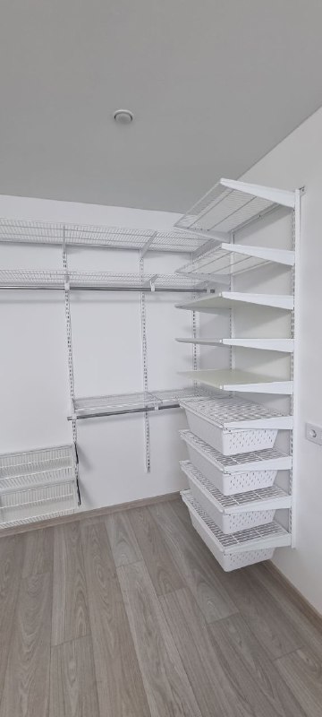Белая П-образная гардеробная с выдвижными корзинами, ~2,7×1,8 м, фото 2