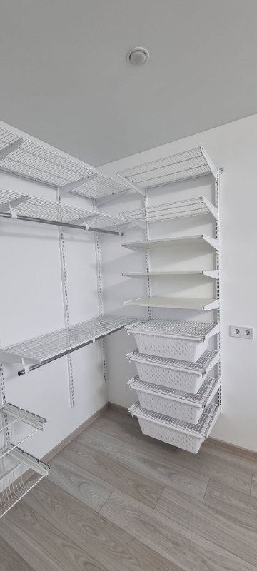 Белая П-образная гардеробная с выдвижными корзинами, ~2,7×1,8 м, фото 4