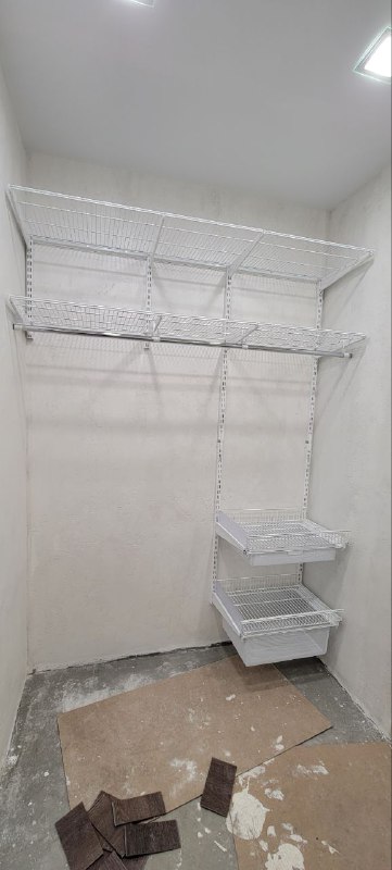 Белая П-образная гардеробная с выдвижными корзинами, ~1,8×2,5 м, фото 1