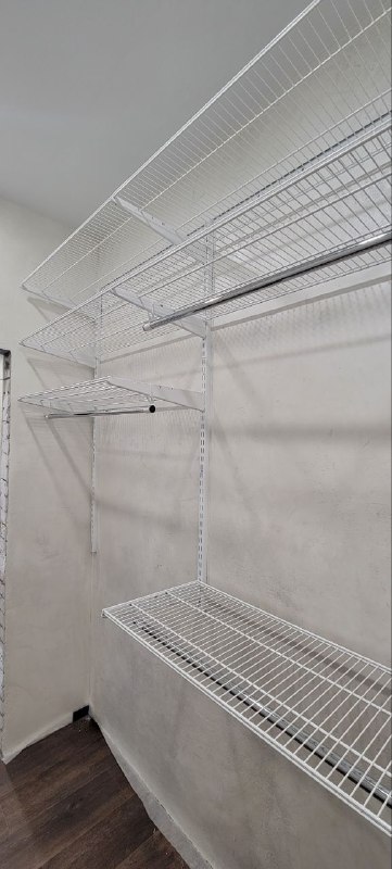 Белая П-образная гардеробная с выдвижными корзинами, ~1,8×2,5 м, фото 2