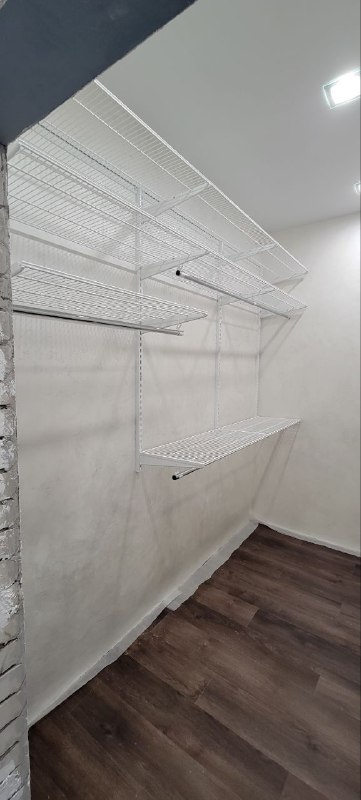 Белая П-образная гардеробная с выдвижными корзинами, ~1,8×2,5 м, фото 4