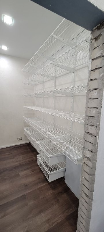 Белая П-образная гардеробная с выдвижными корзинами, ~1,8×2,5 м, фото 5