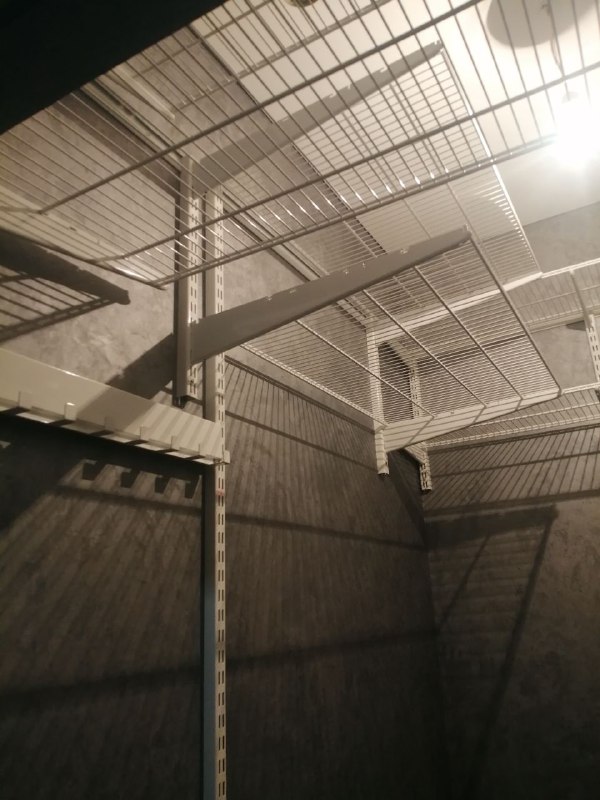 Белая П-образная гардеробная с выдвижными корзинами, ~1,8×2,1 м, фото 1