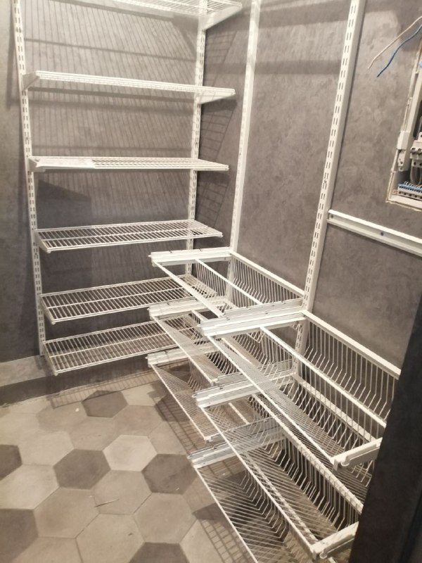 Белая П-образная гардеробная с выдвижными корзинами, ~1,8×2,1 м, фото 4