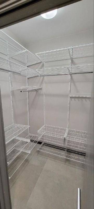 Белая П-образная гардеробная с выдвижными корзинами, ~1,6×1,7 м, фото 1