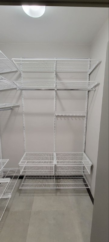 Белая П-образная гардеробная с выдвижными корзинами, ~1,6×1,7 м, фото 2