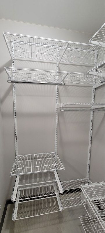 Белая П-образная гардеробная с выдвижными корзинами, ~1,6×1,7 м, фото 3