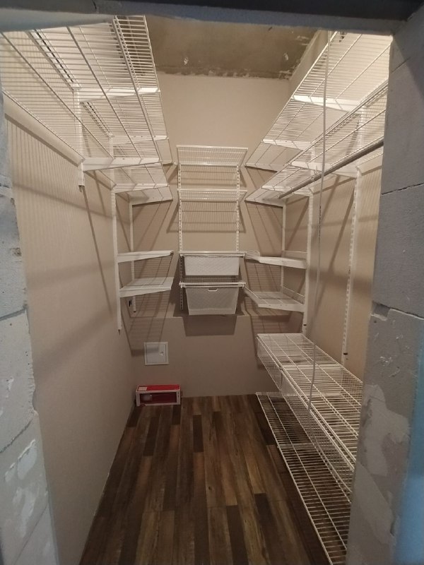 Белая П-образная гардеробная с выдвижными корзинами, ~1,8×2,3 м, фото 1