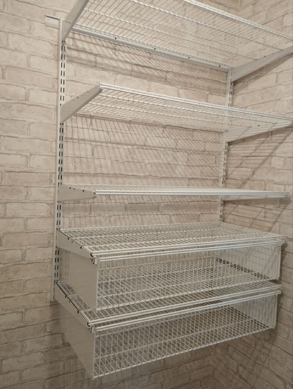 Белая П-образная гардеробная с выдвижными корзинами, ~2,7×1,8 м, фото 1