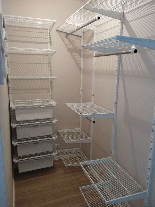 Белая П-образная гардеробная с выдвижными корзинами, ~1,8×2 м, фото 1