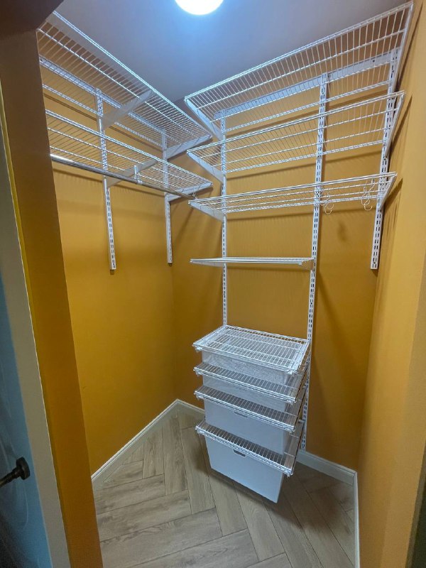 Белая П-образная гардеробная с выдвижными корзинами, ~1,5×1,7 м, фото 1