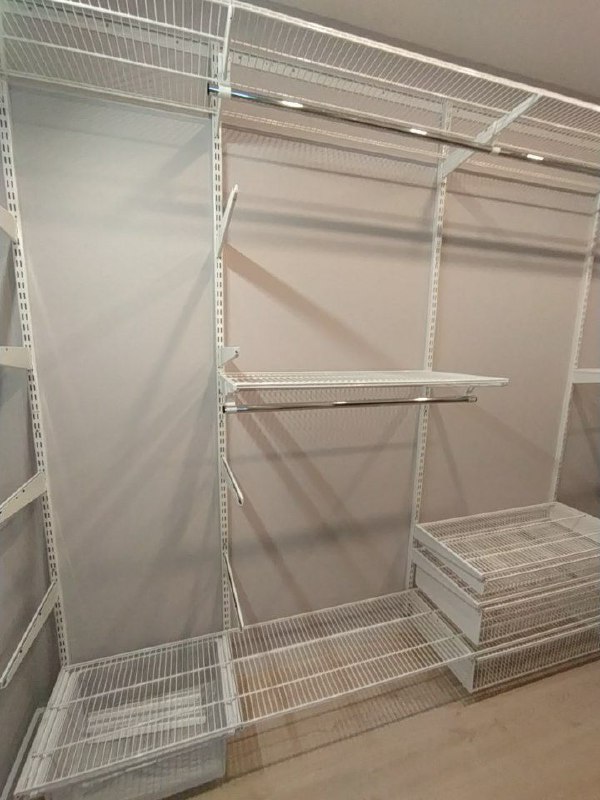 Белая П-образная гардеробная с выдвижными корзинами, ~2,4×1,8 м, фото 1
