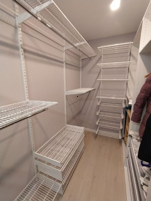 Белая П-образная гардеробная с выдвижными корзинами, ~2,4×1,8 м, фото 2