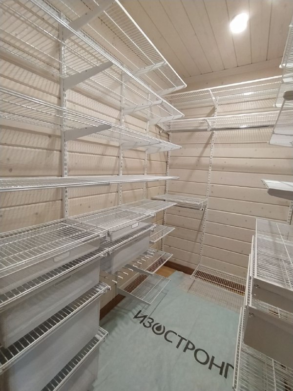 Белая П-образная гардеробная с выдвижными корзинами, ~2,4×1,8 м, фото 1