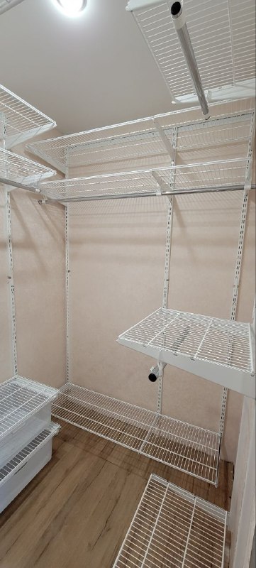 Белая П-образная гардеробная с выдвижными корзинами, ~1,5×1,9 м, фото 2