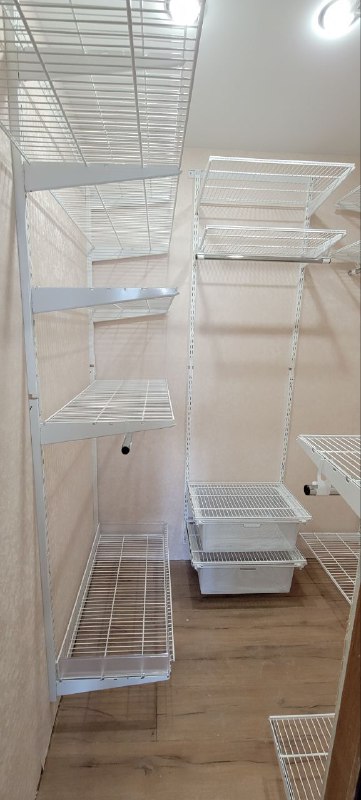 Белая П-образная гардеробная с выдвижными корзинами, ~1,5×1,9 м, фото 3