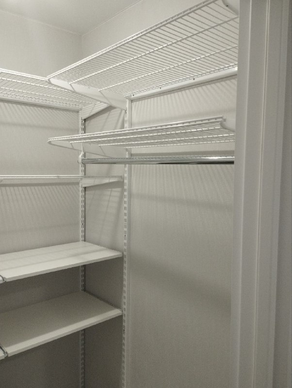 Белая П-образная гардеробная с выдвижными корзинами, ~1,3×1,7 м, фото 1