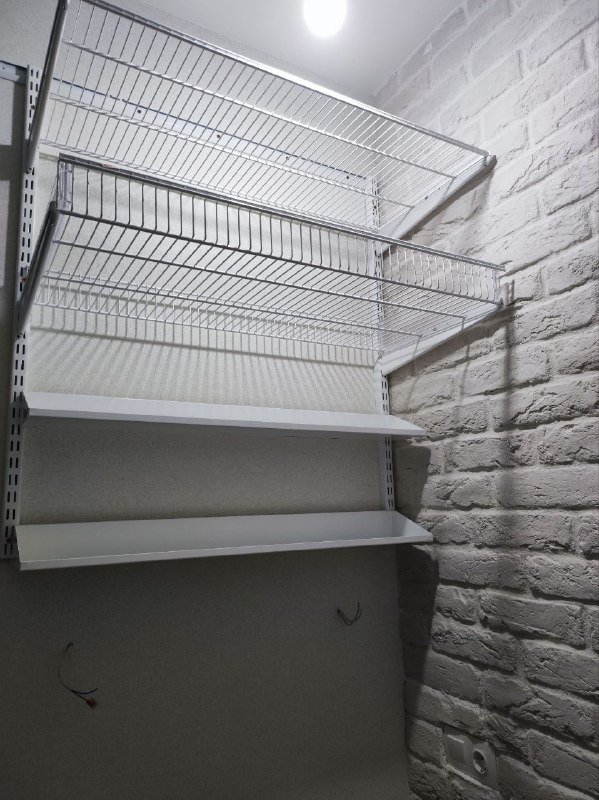 Белая П-образная гардеробная с выдвижными корзинами, ~2,7×2 м, фото 2