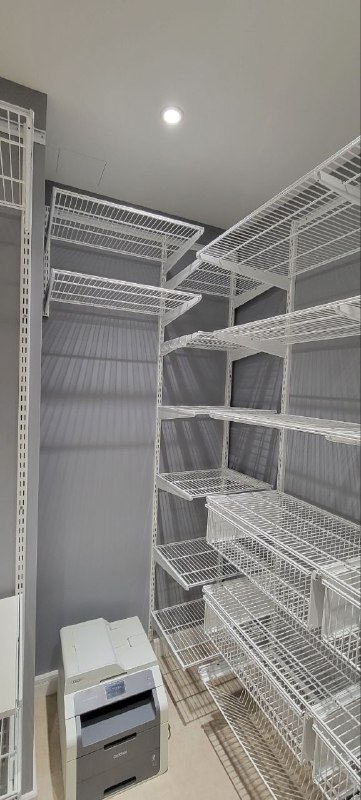Белая П-образная гардеробная с выдвижными корзинами, ~2,1×3,2 м, фото 1