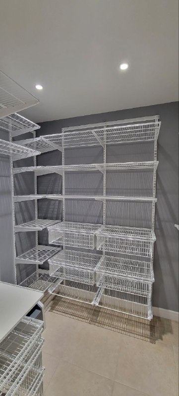 Белая П-образная гардеробная с выдвижными корзинами, ~2,1×3,2 м, фото 2