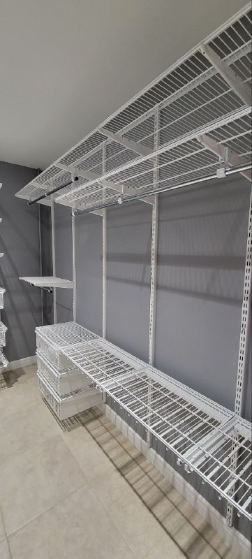 Белая П-образная гардеробная с выдвижными корзинами, ~2,1×3,2 м, фото 3