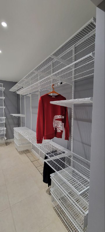 Белая П-образная гардеробная с выдвижными корзинами, ~2,1×3,2 м, фото 4