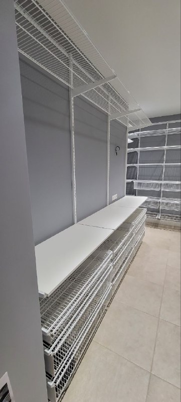 Белая П-образная гардеробная с выдвижными корзинами, ~2,1×3,2 м, фото 5