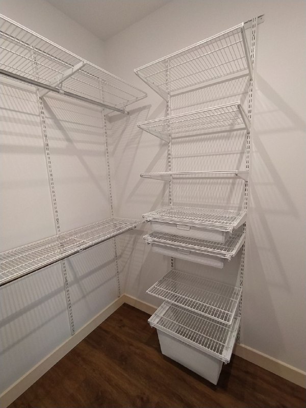 Белая П-образная гардеробная с выдвижными корзинами, ~2,4×1,8 м, фото 1