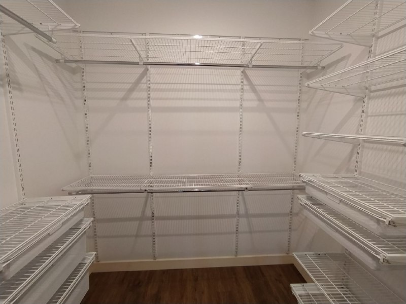 Белая П-образная гардеробная с выдвижными корзинами, ~2,4×1,8 м, фото 2