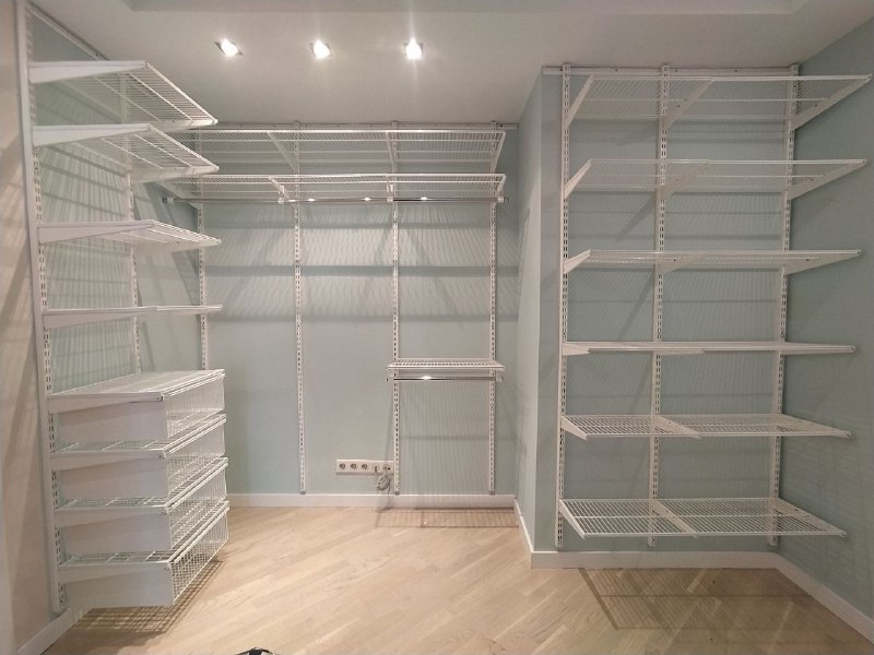 Белая П-образная гардеробная с выдвижными корзинами, ~2,7×2,1 м, фото 1