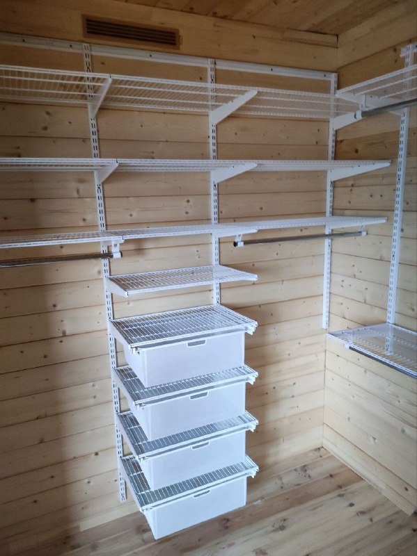 Белая П-образная гардеробная с выдвижными корзинами, ~2,7×2 м, фото 1