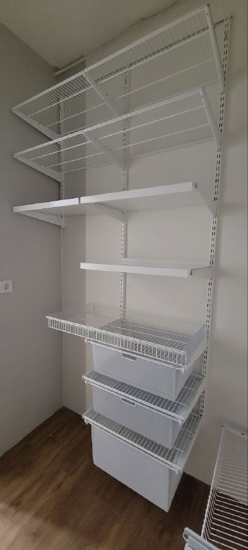 Белая П-образная гардеробная с выдвижными корзинами, ~1,8×1,8 м, фото 2