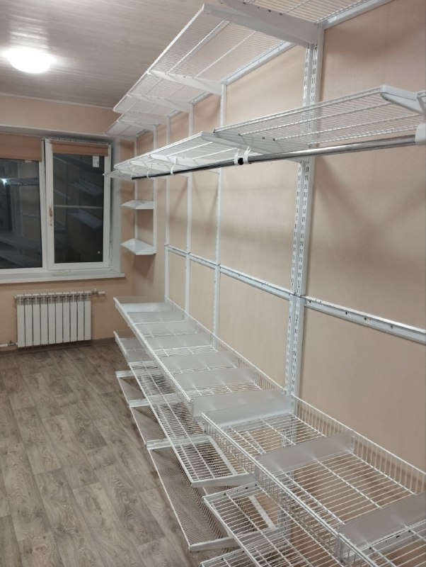 Белая П-образная гардеробная с выдвижными корзинами, фото 3