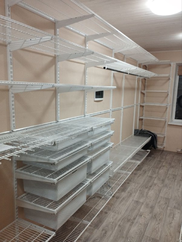 Белая П-образная гардеробная с выдвижными корзинами, фото 4