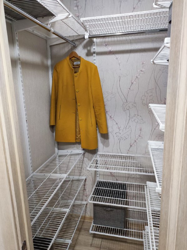 Белая П-образная гардеробная с выдвижными корзинами, ~1,8×1,5 м, фото 2