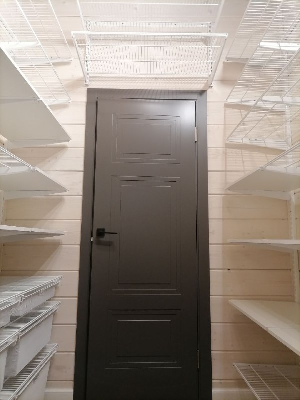 Белая П-образная гардеробная с выдвижными корзинами, ~1,9×2,1 м, фото 2