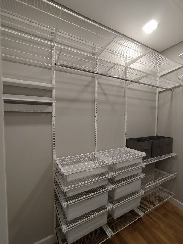 Белая П-образная гардеробная с выдвижными корзинами, ~1,8×2,7 м, фото 3