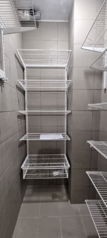 Белая П-образная гардеробная с выдвижными корзинами, ~1,3×1,7 м, фото 1