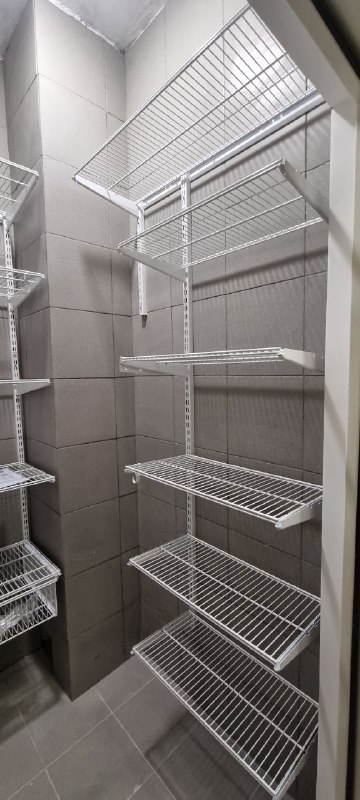 Белая П-образная гардеробная с выдвижными корзинами, ~1,3×1,7 м, фото 3