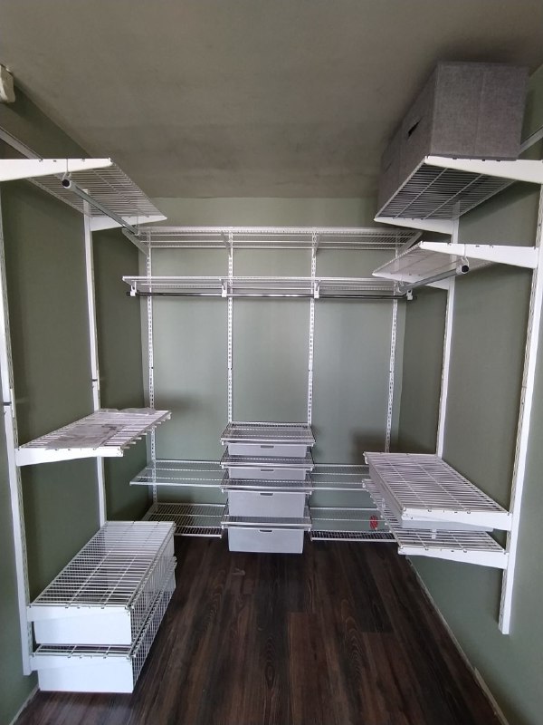 Белая П-образная гардеробная с выдвижными корзинами, ~2×2,1 м, фото 1