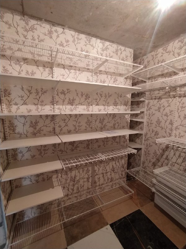 Белая П-образная гардеробная с выдвижными корзинами, ~2,7×2 м, фото 3