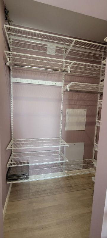 Белая П-образная гардеробная с выдвижными корзинами, ~1,3×1,8 м, фото 1